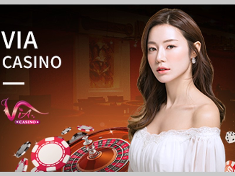 Người chơi tương tác với dealer trực tiếp trong casino của 188bet trên điện thoại